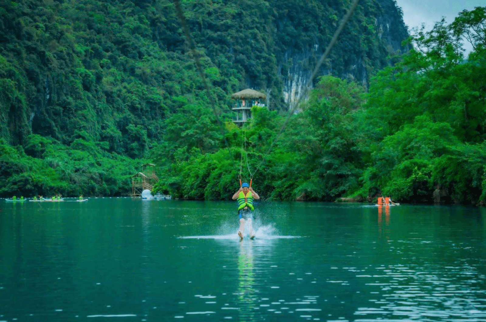 Zipline đáp nước độc đáo nhất Việt Nam