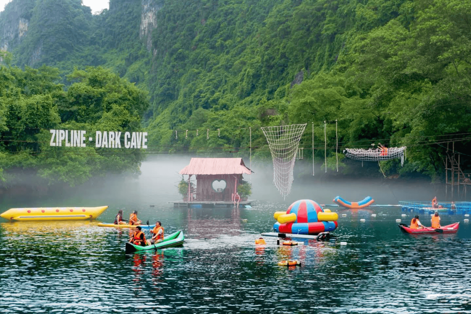 Zipline đáp nước ở giữa sông 