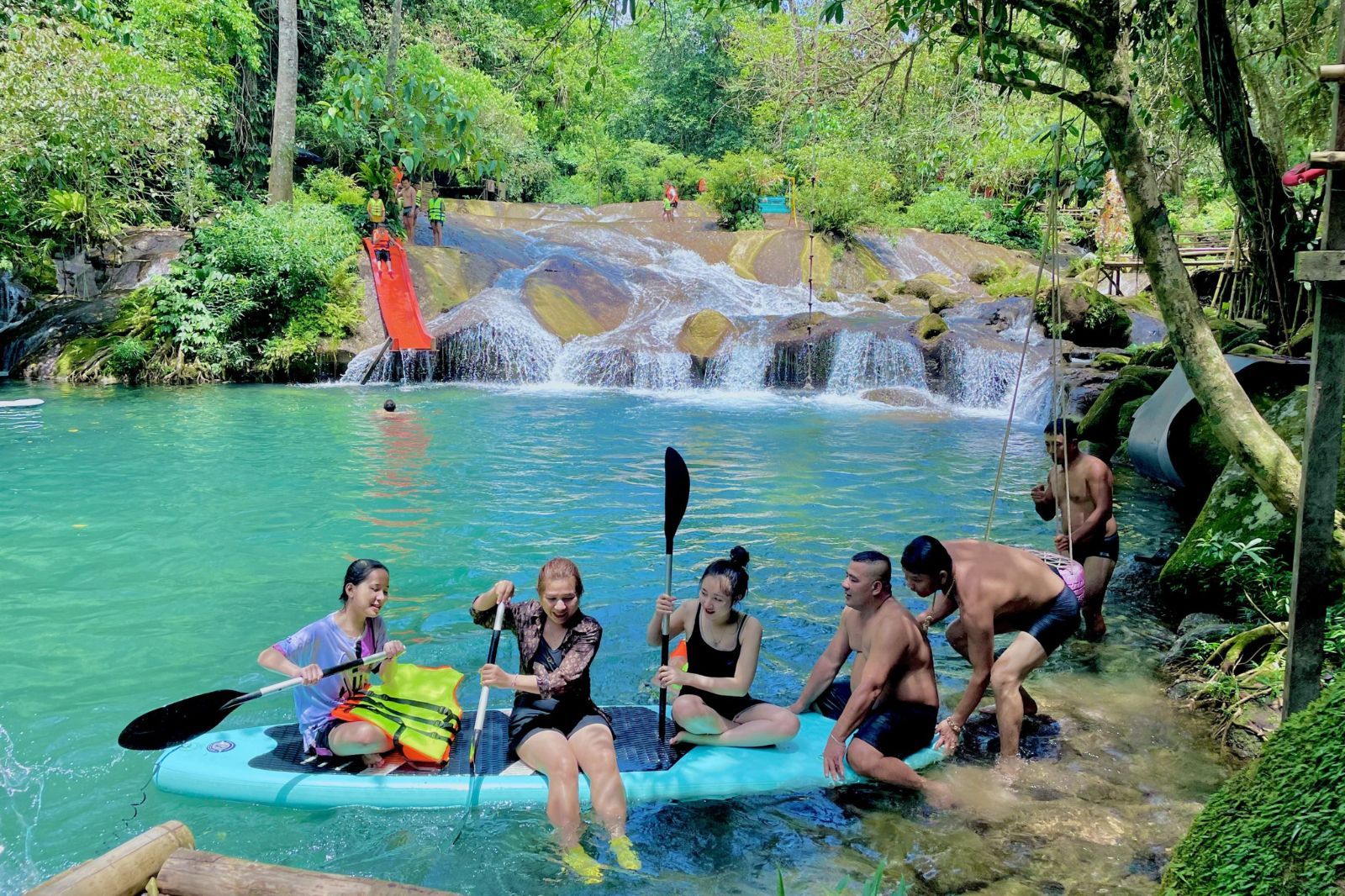 Các hoạt động chèo SUP rất được ưa chuộng tại đây