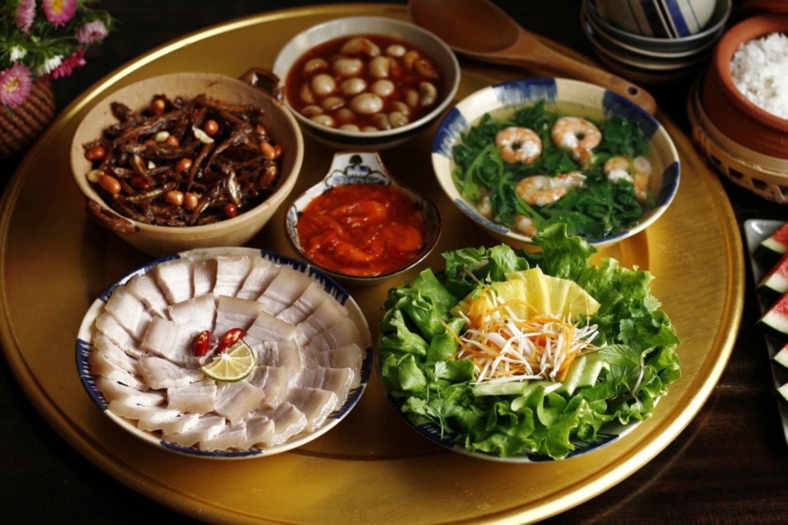 Thưởng thức ẩm thực ở nhà hàng gần hồ Truồi 