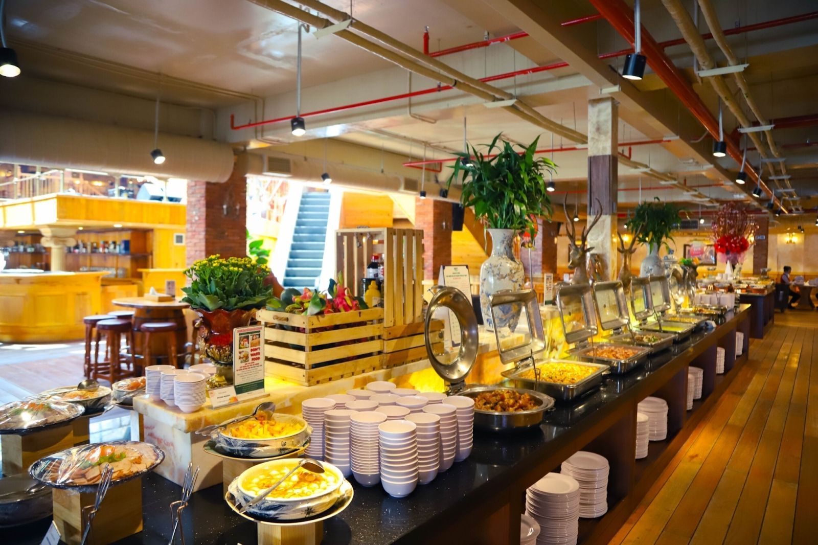 Thưởng thức ẩm thực tại trung tâm Beer Plaza