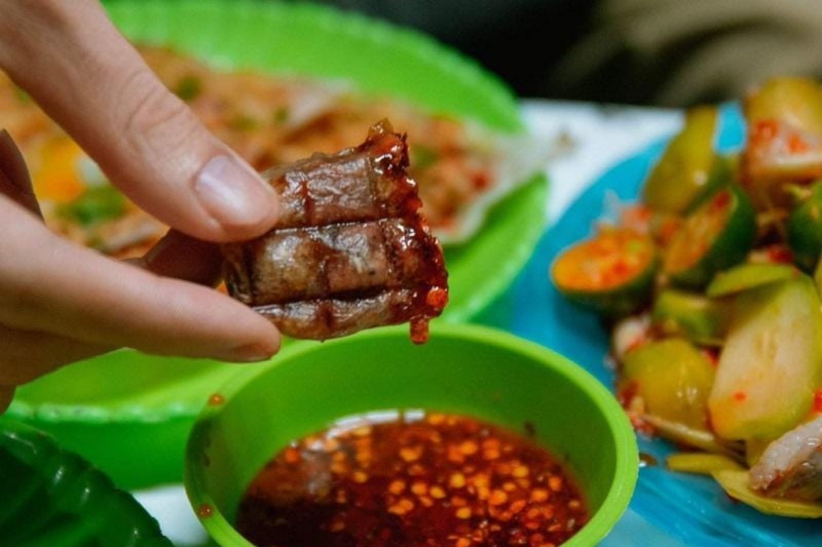 Ăn bánh kẹp cùng với nước chấm riêng