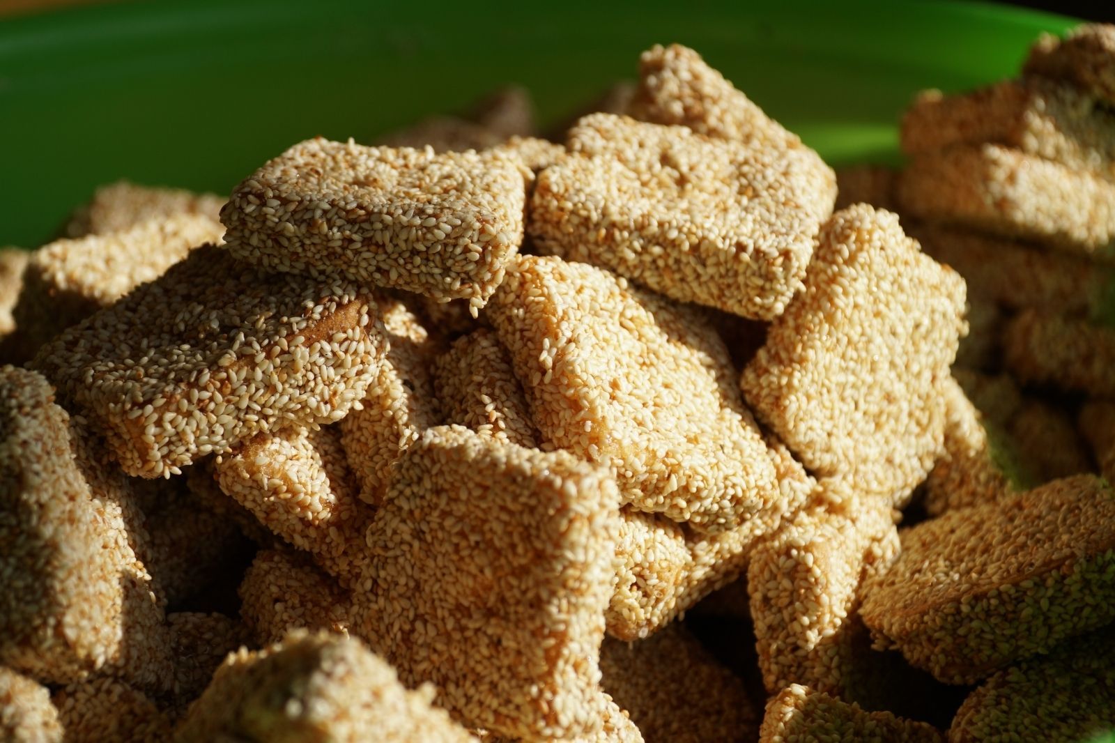 Bánh khô mè thường được thưởng thức cùng trà xanh