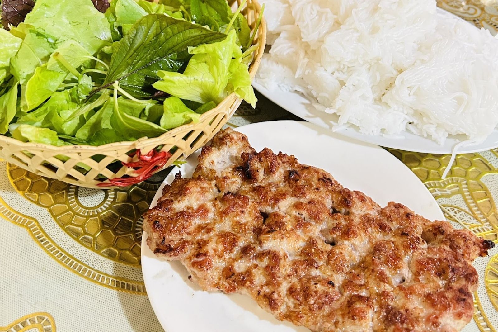 Ăn chả nướng cùng bún và rau sống