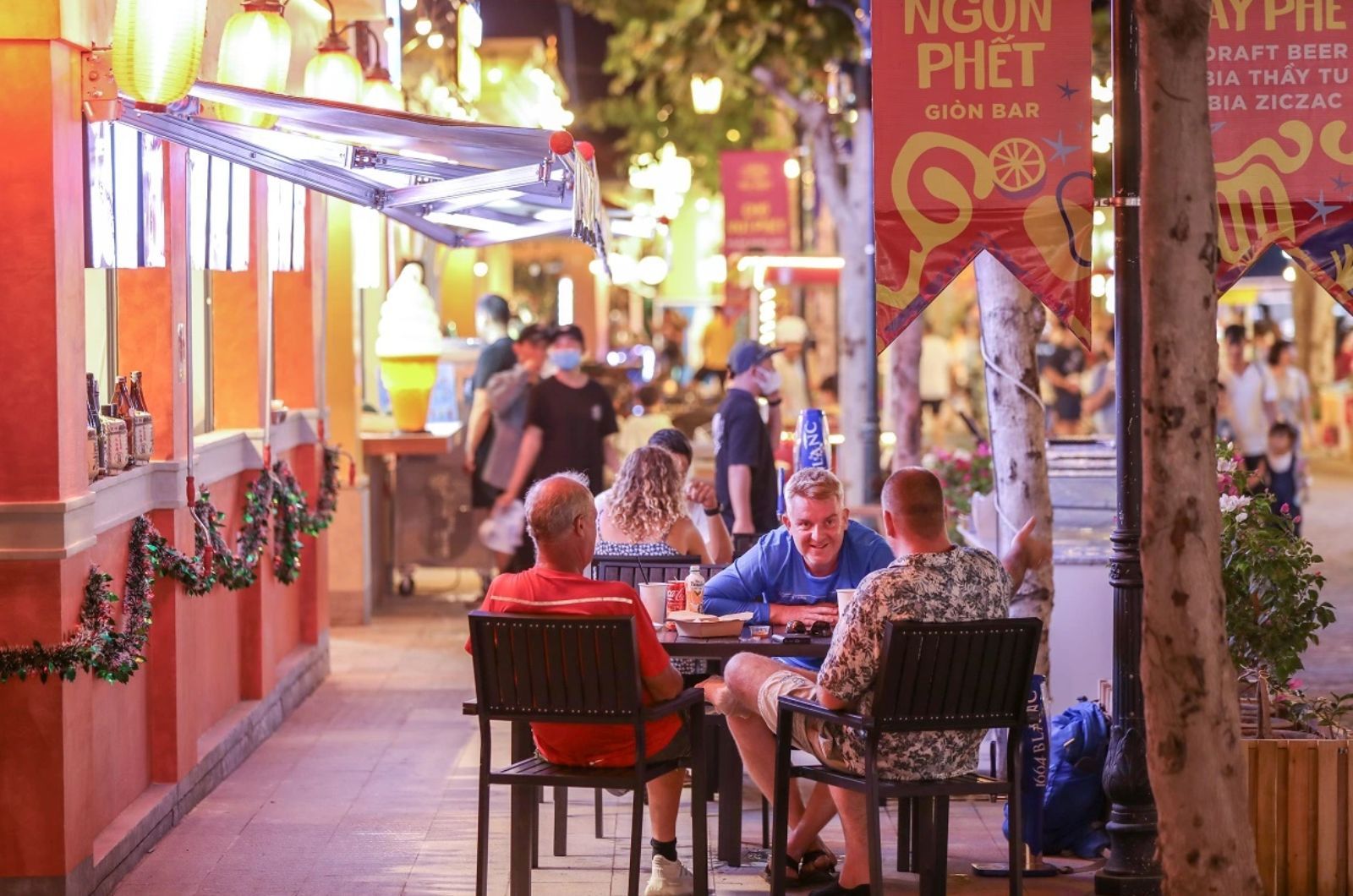 Ăn uống tại các nhà hàng trên phố 