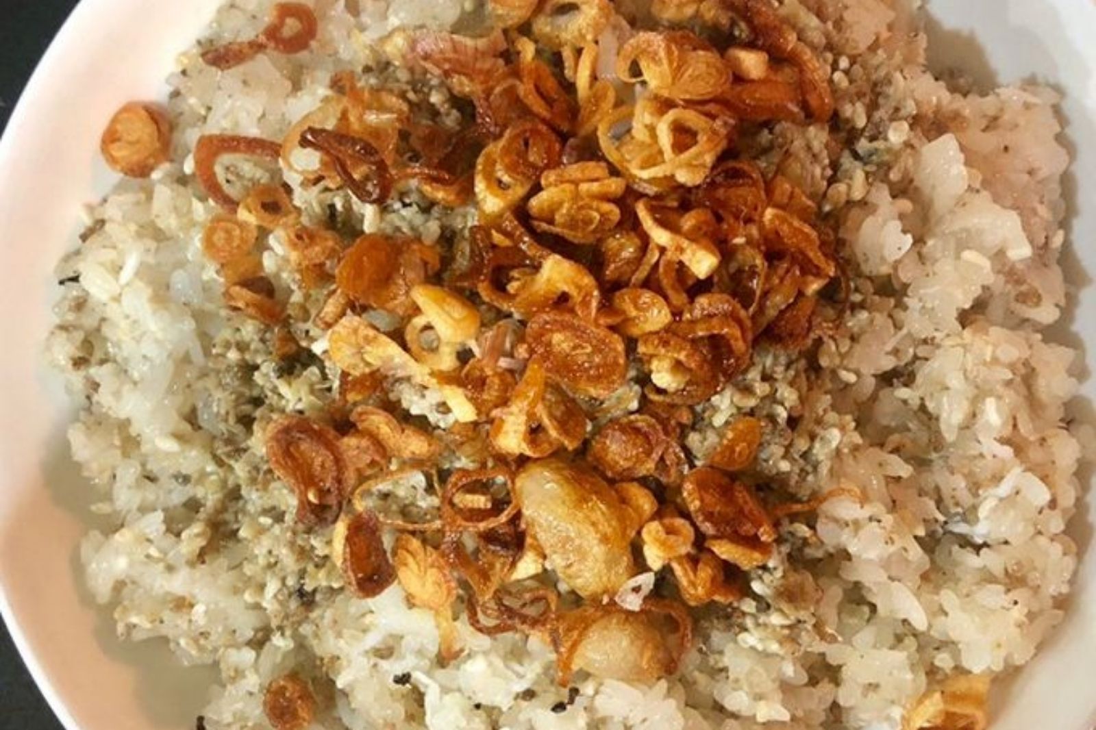 Ăn xôi trứng kiến khi còn nóng để cảm nhận vị ngon