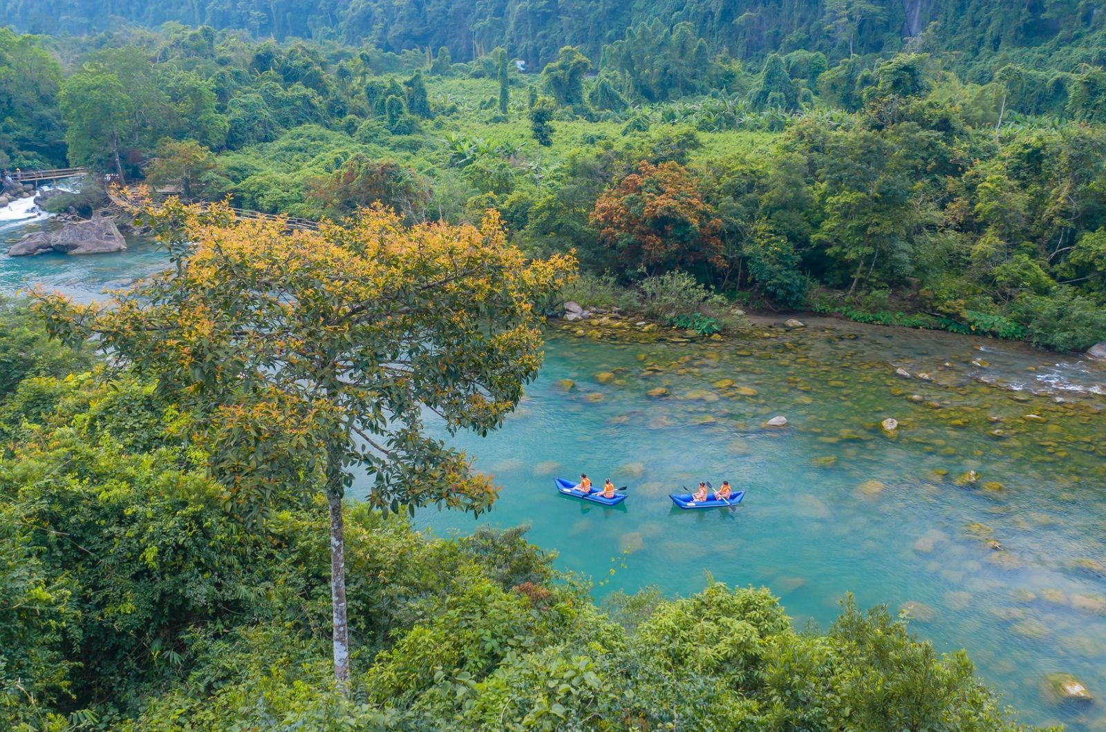 Ảnh hưởng của ánh sáng và hiện tượng tán xạ tạo nên dòng suối có màu xanh