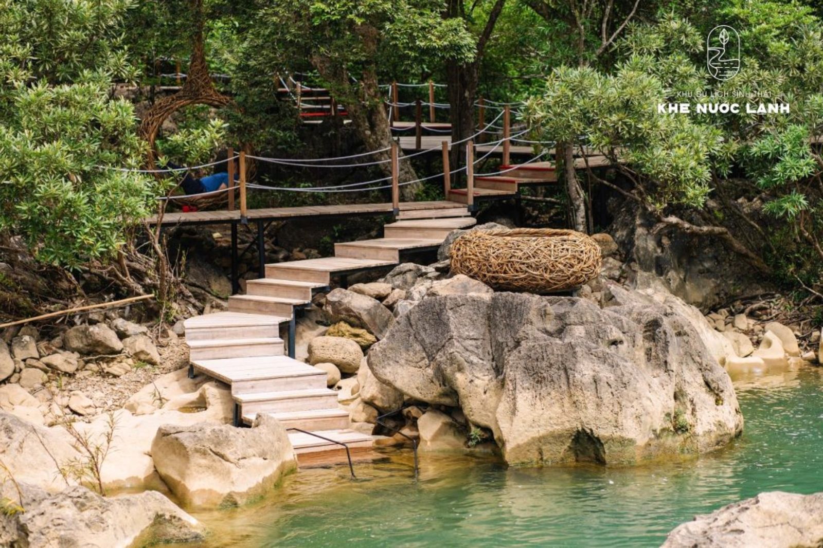 Bậc thang gỗ tại khe nước lạnh Quảng Bình 