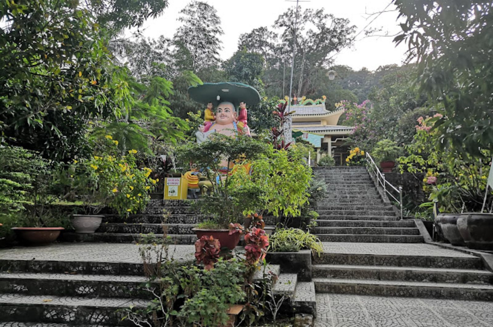 Bậc thang lên chánh điện chùa