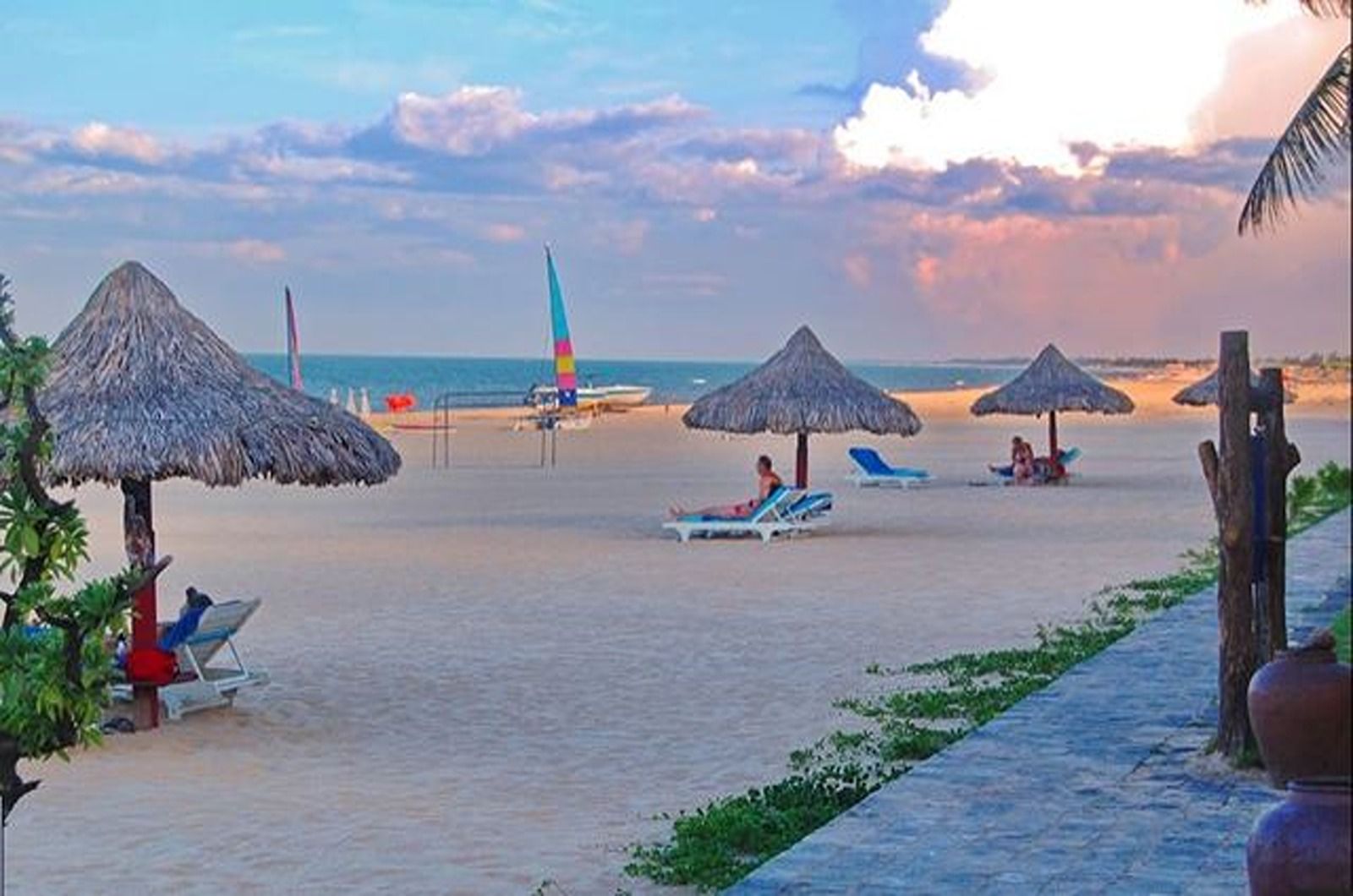Bãi biển Bảo Ninh hoang sơ với bờ cát trắng mịn và làn nước trong xanh