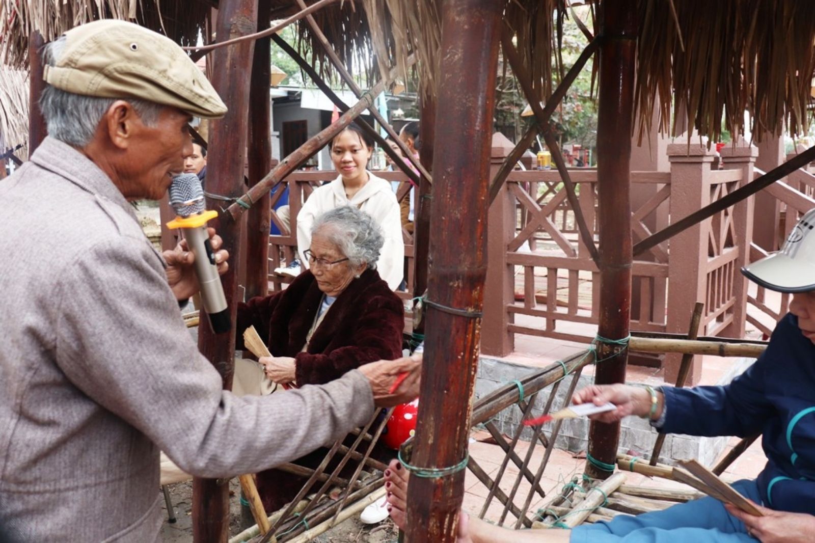 Bài chòi tại cầu ngói Thanh Toàn