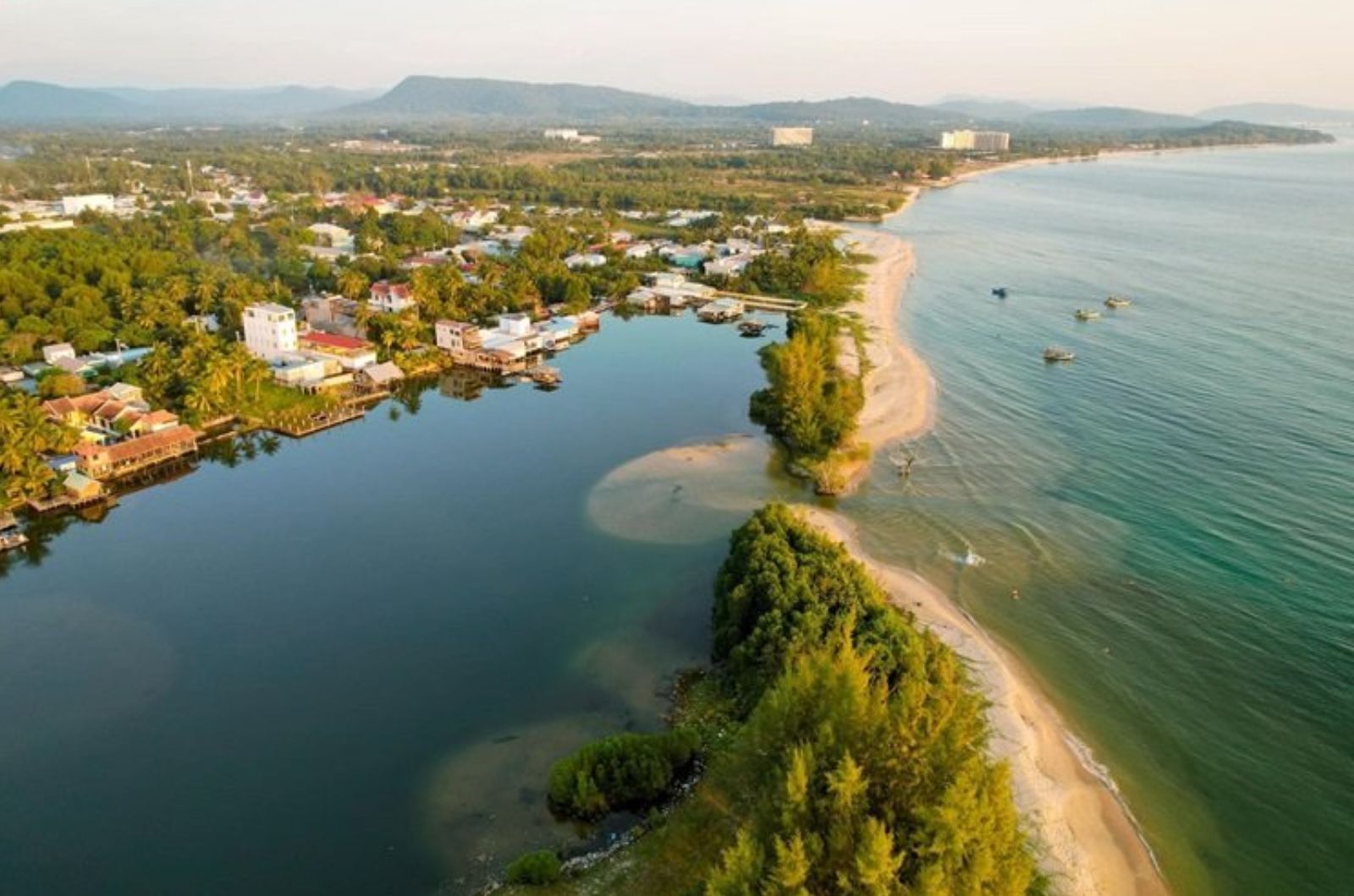 Bãi Cửa Cạn giao thoa giữa sông và vịnh Thái Lan