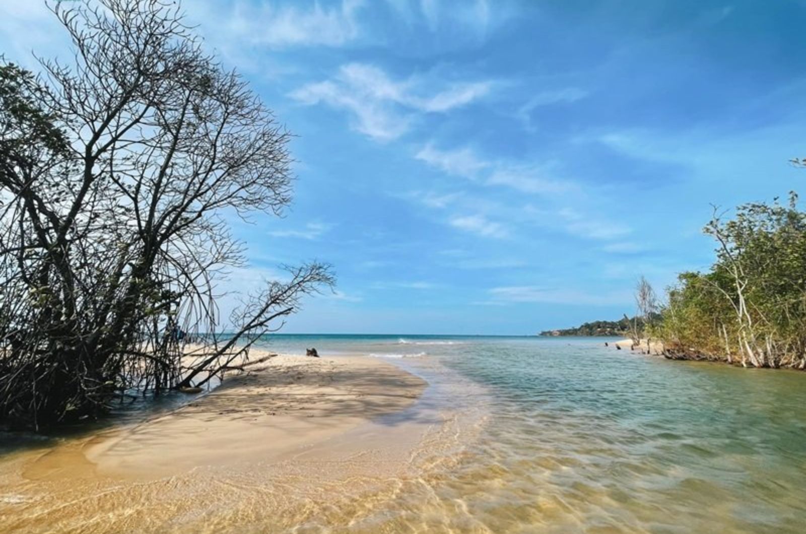 Bãi Cửa Cạn nổi bật với vẻ đẹp hoang sơ tự nhiên