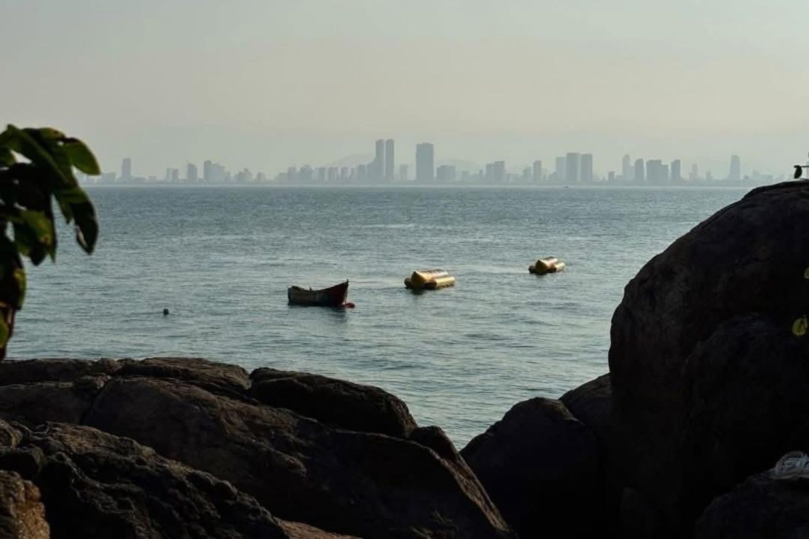 Bãi đá Obama nằm ở bán đảo Sơn Trà