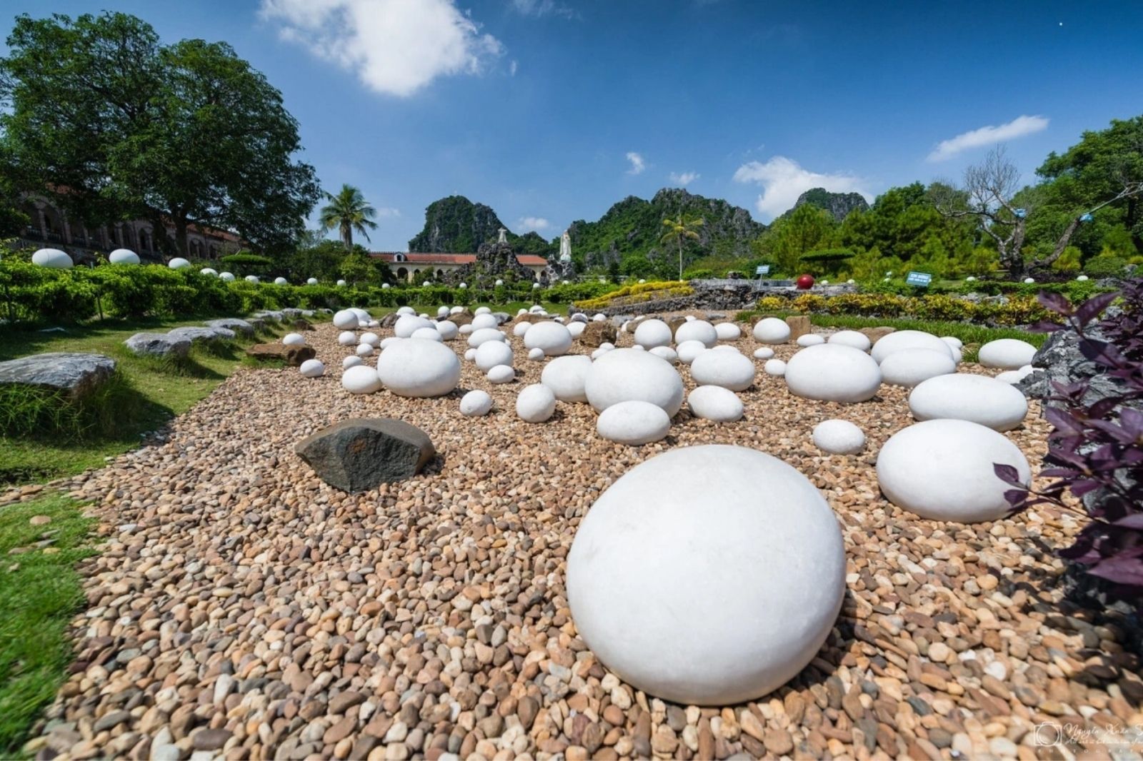 Bãi đá trứng khổng lồ  