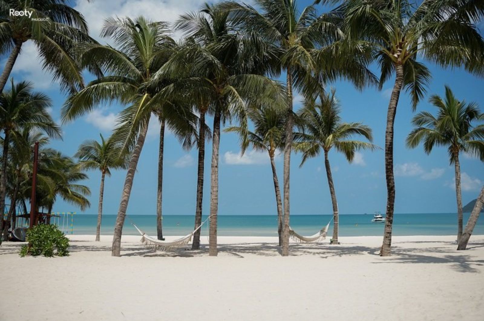 Bãi Khem mang vẻ đẹp yên bình và tinh khiết