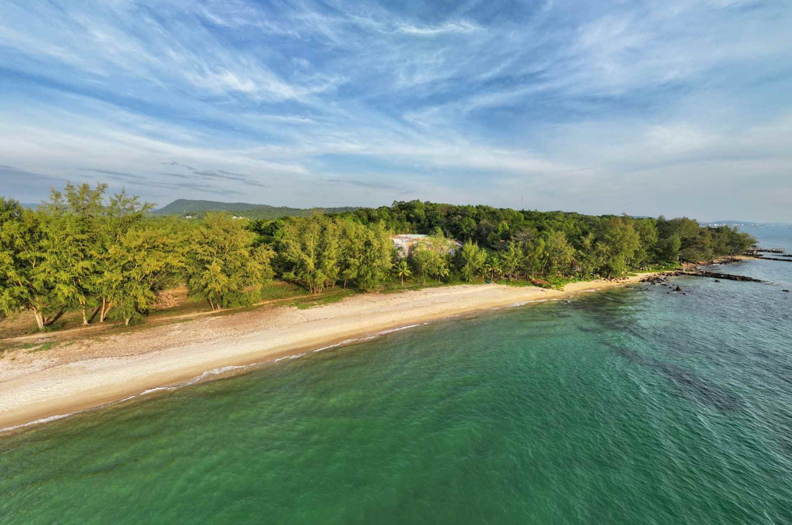 Bãi Ông Lang xen kẽ những mỏm đá đen tự nhiên  