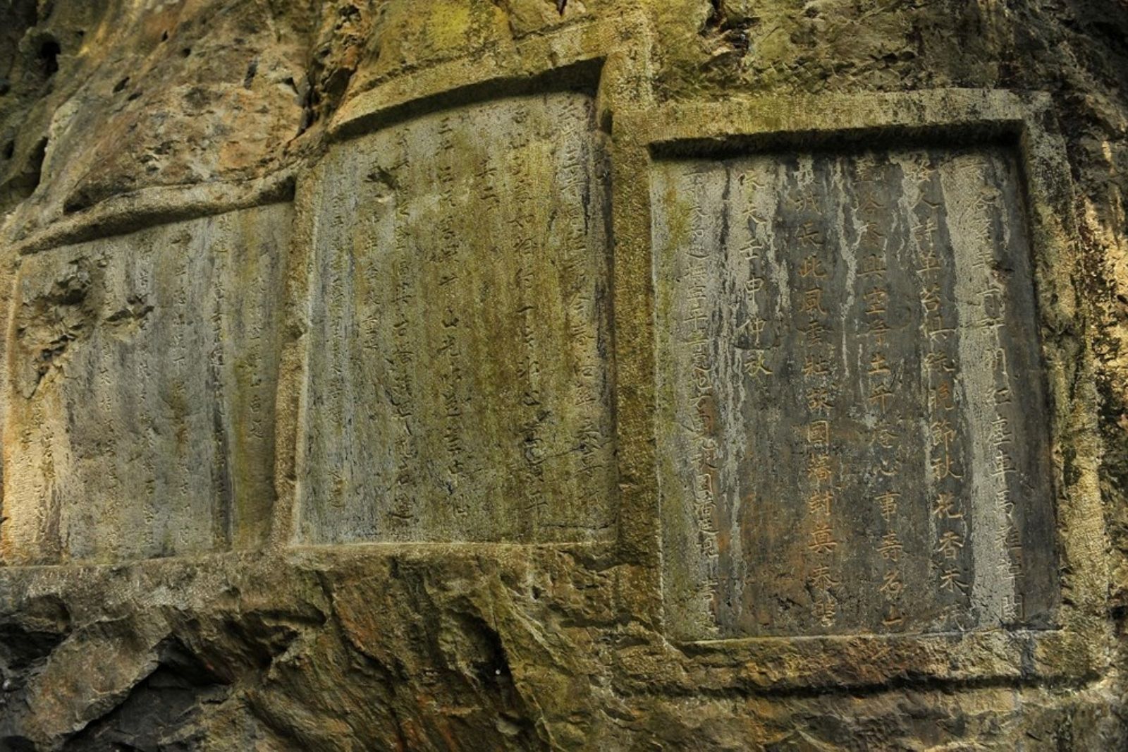 Bài thơ cổ ở Núi Non Nước  