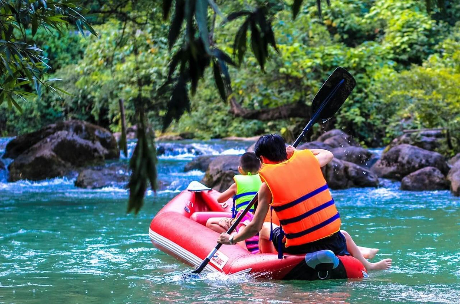 Bạn có thể chèo thuyền kayak cùng bạn bè để khám phá dòng suối trong lành