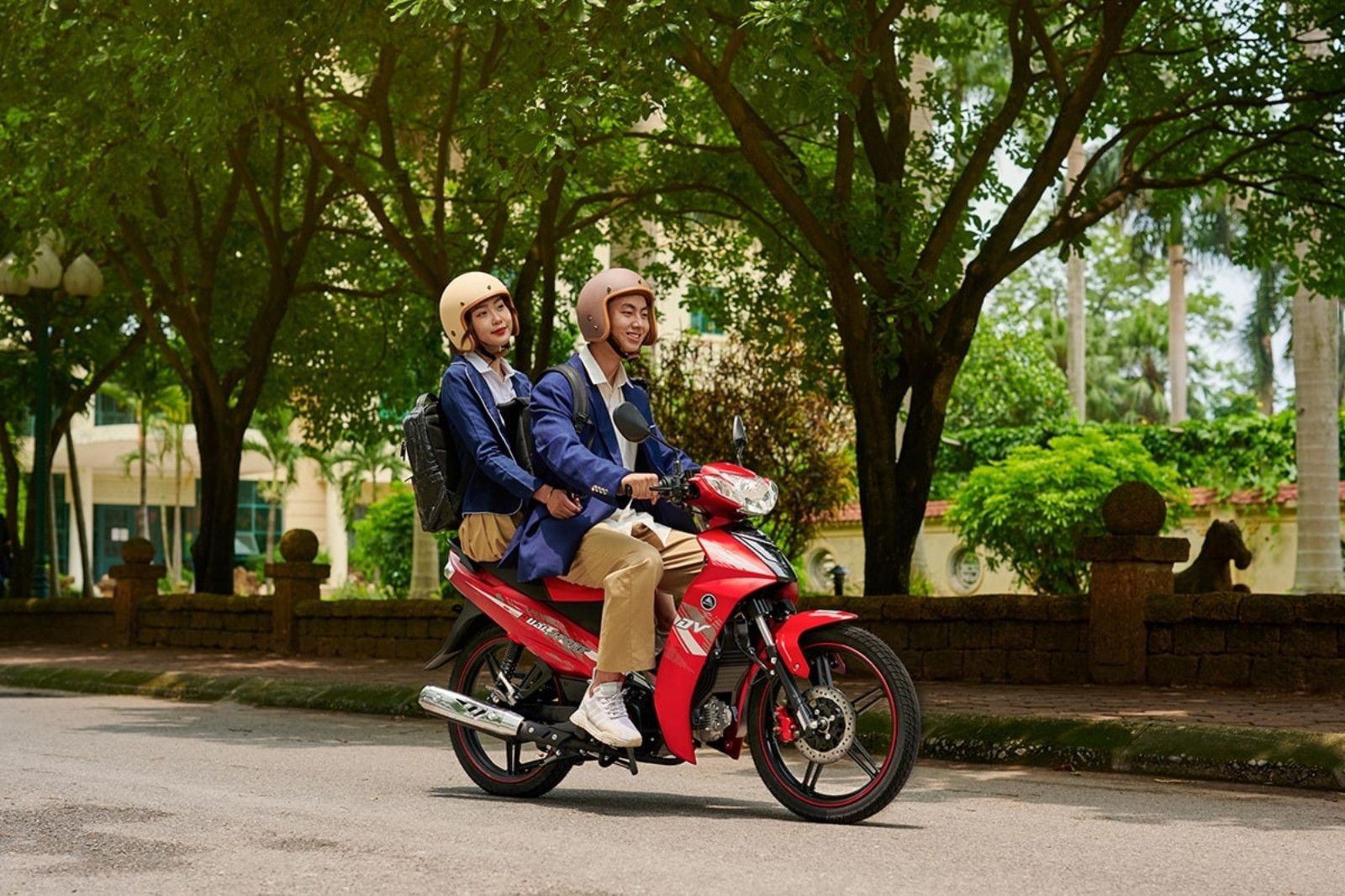 Bạn có thể thuê xe máy để tự do tham quan Quảng Trị