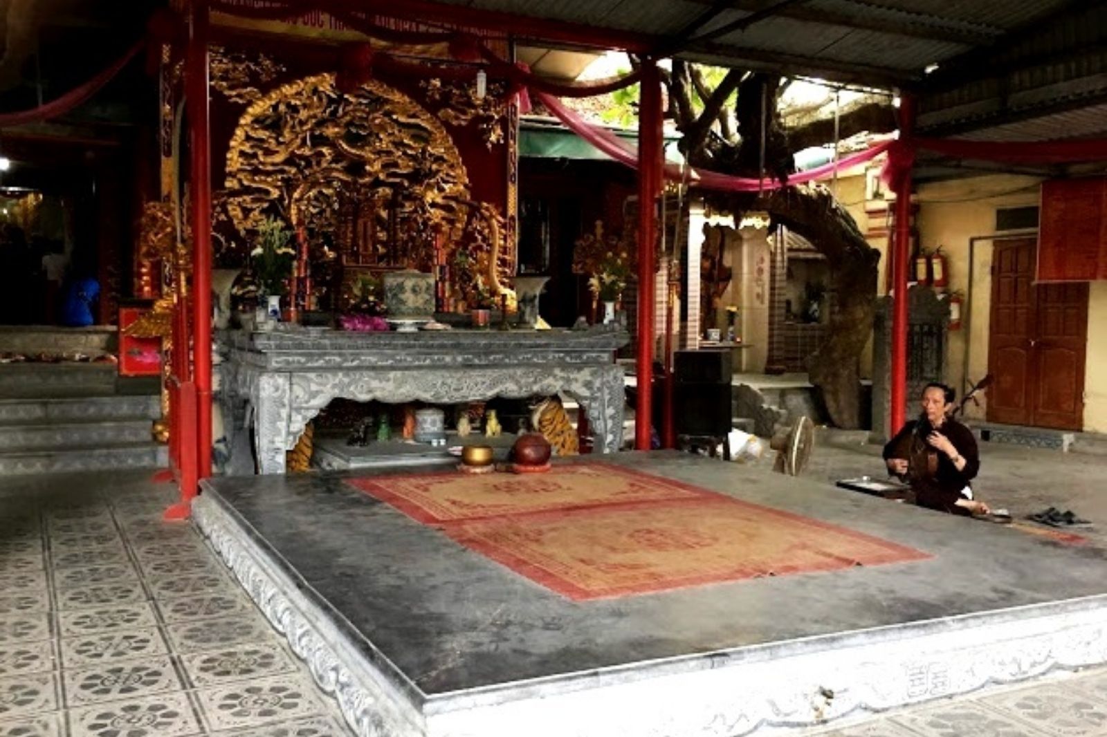 Bàn lễ đá xanh tự nhiên ở đền 