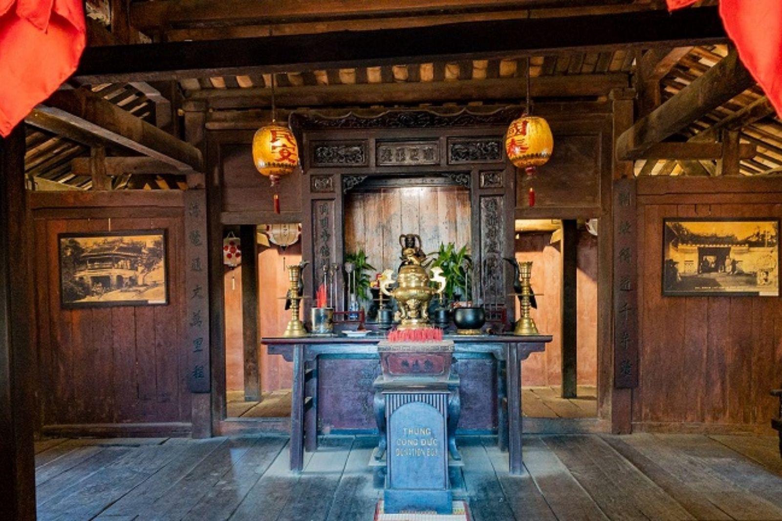 Bàn thờ bên trong chùa Cầu  