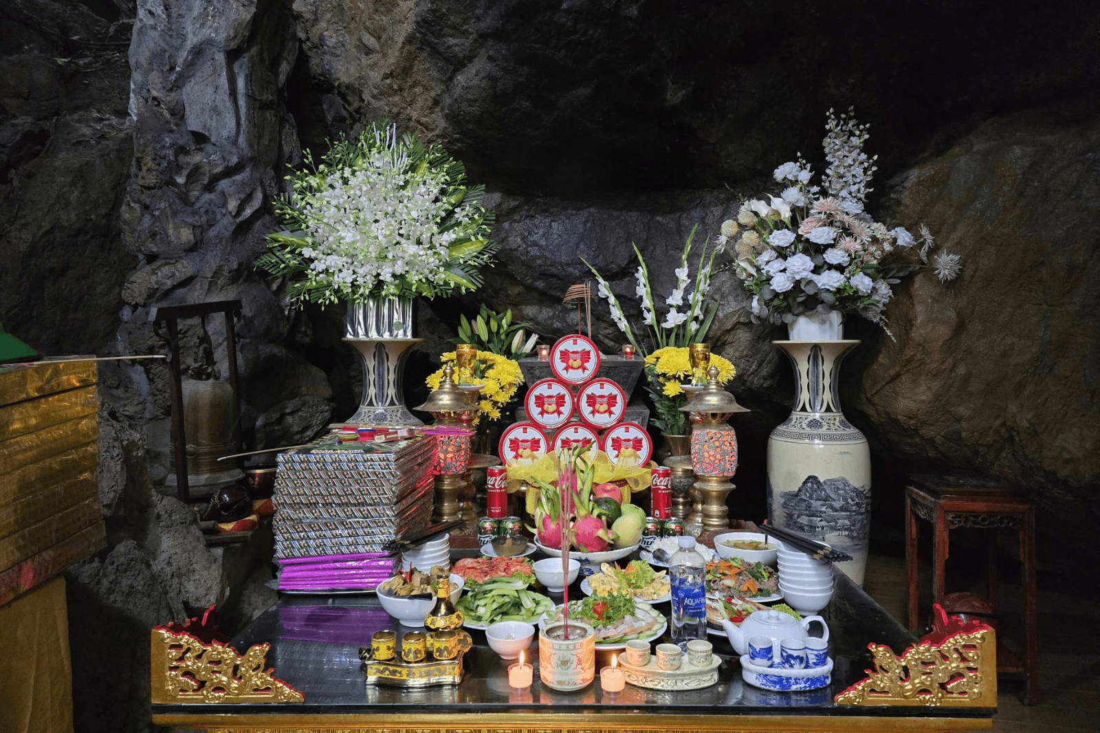 Ban thờ được lập ngay tại hang 