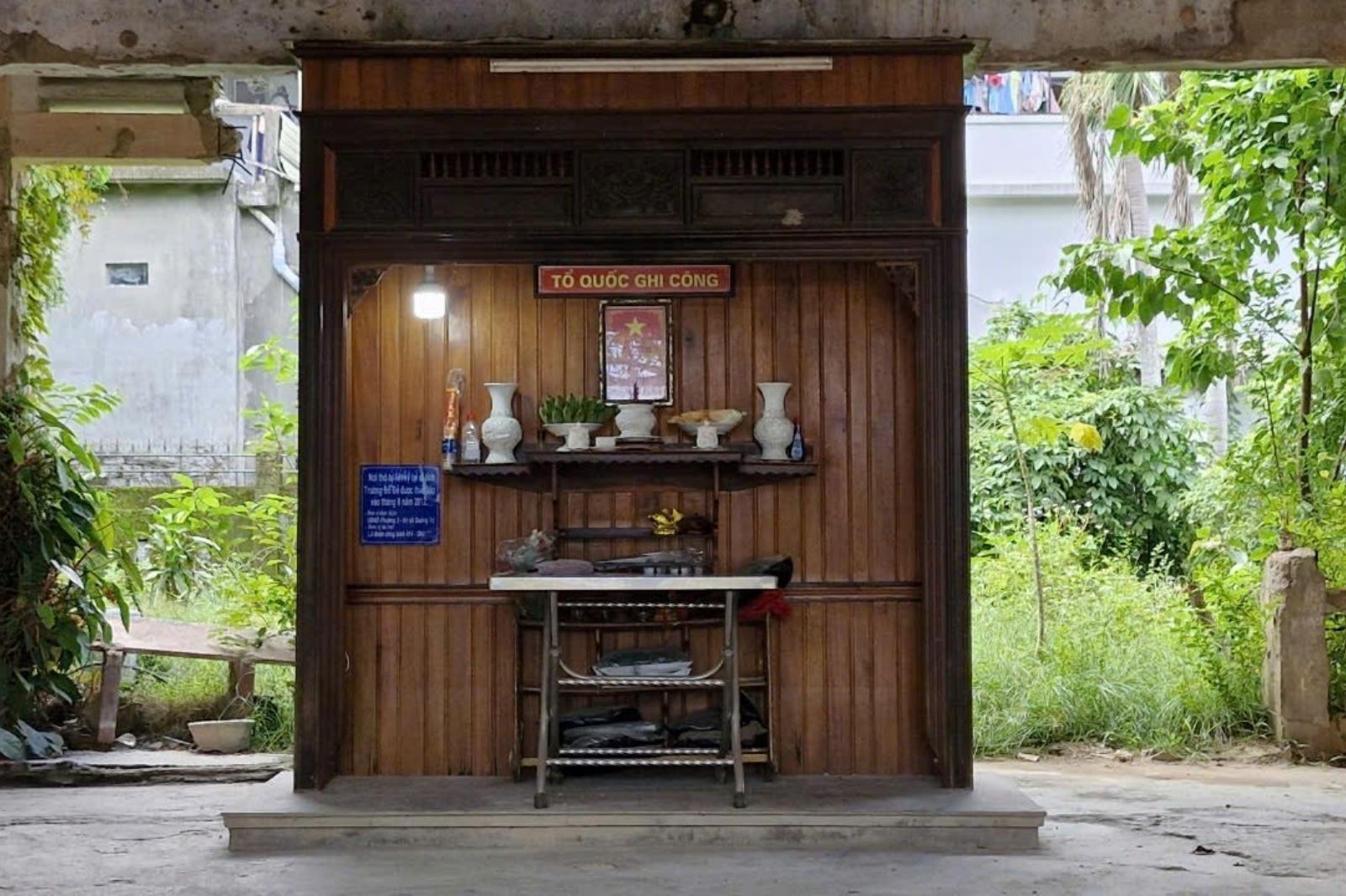 Bàn thờ nằm ở tầng 1 của di tích