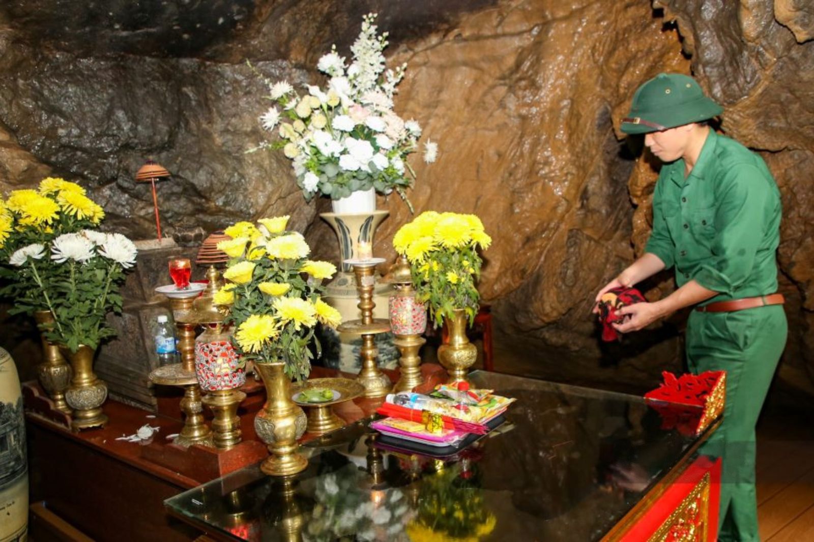 Ảnh: Bàn thờ tưởng niệm ở Hang Tám Cô