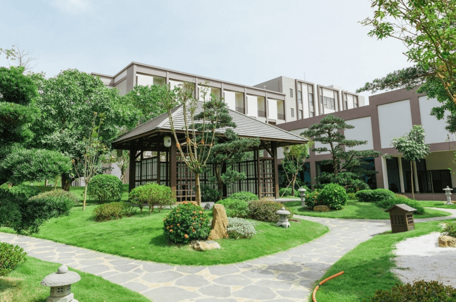 Bang Onsen Spa & Resort hiện ra như một ốc đảo xanh mát