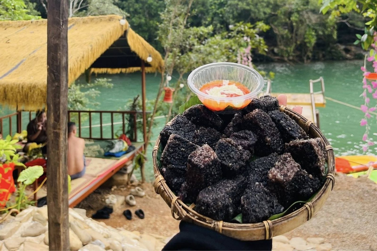 Bánh A-Dư được phủ một lớp mè đen 