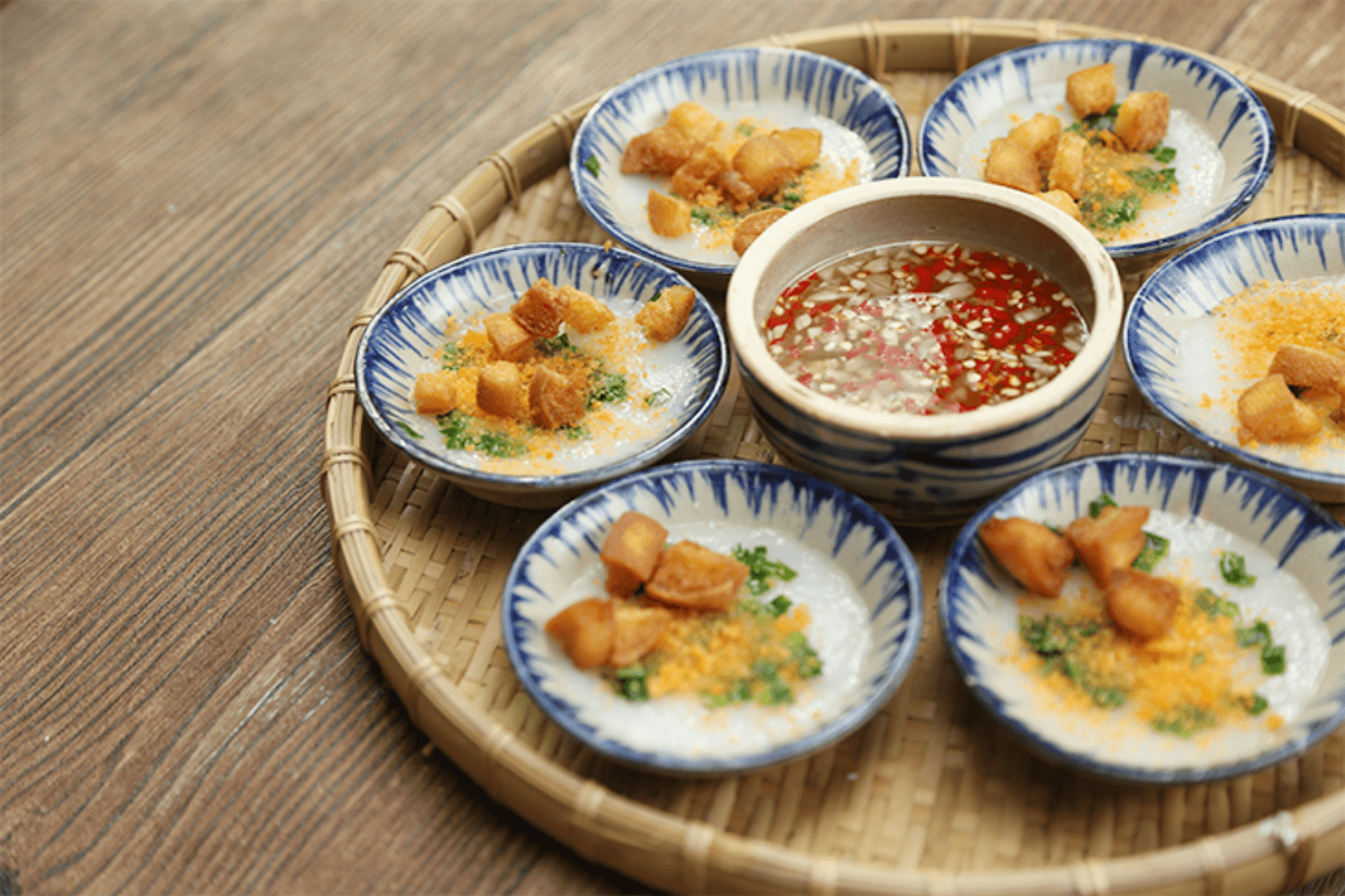 Bánh bèo Quảng Bình thường ăn kèm nước mắm pha loãng 