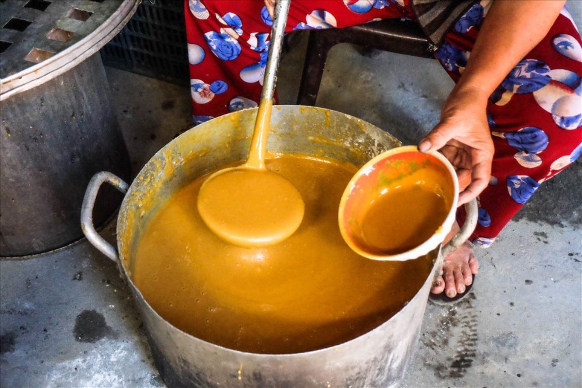 Bánh có màu vàng đặc trưng của loại đường bát  