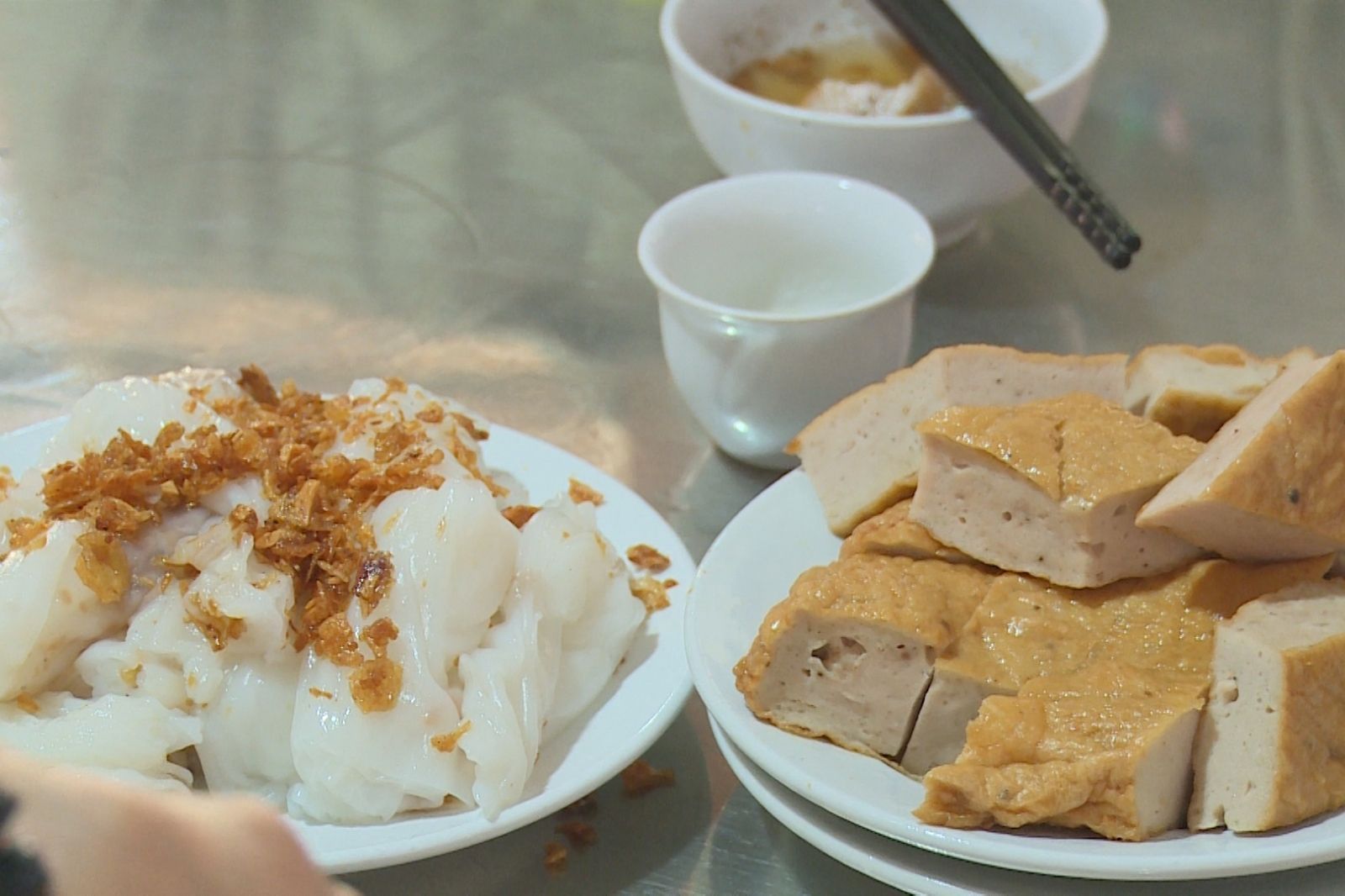 Bánh cuốn chay ăn cùng hành phi  