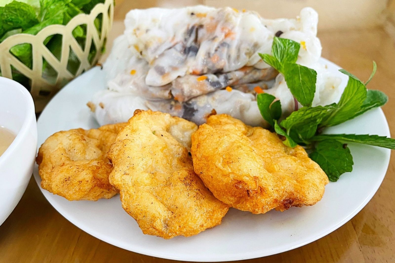 Bánh cuốn nóng ăn cùng chả mực 