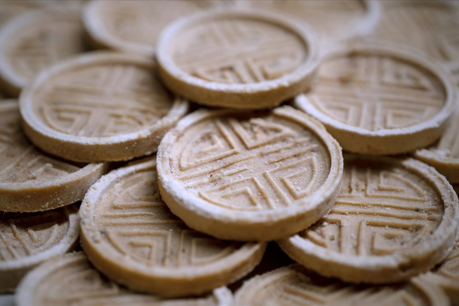 Bánh đậu xanh có hình tròn dạng dẹt 