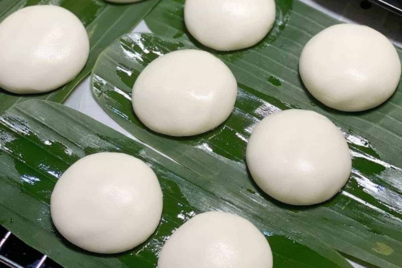 Bánh được đặt lên trên một lớp lá chuối 