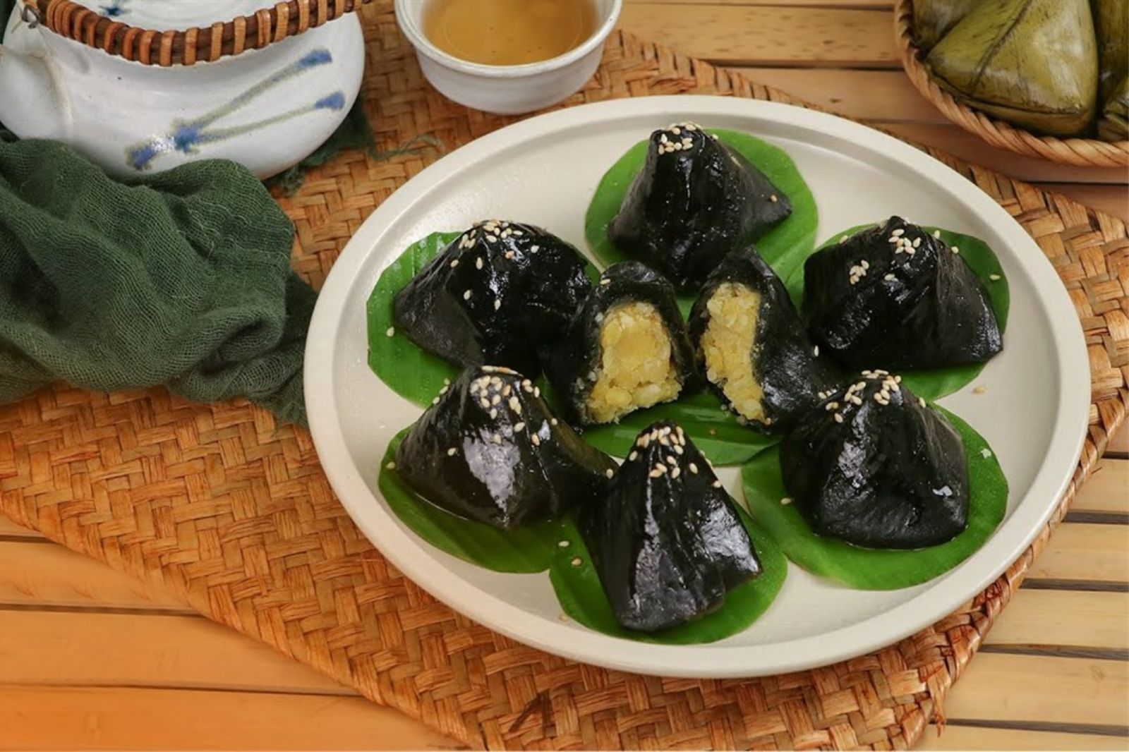 Bánh ít lá gai nhân đậu xanh 