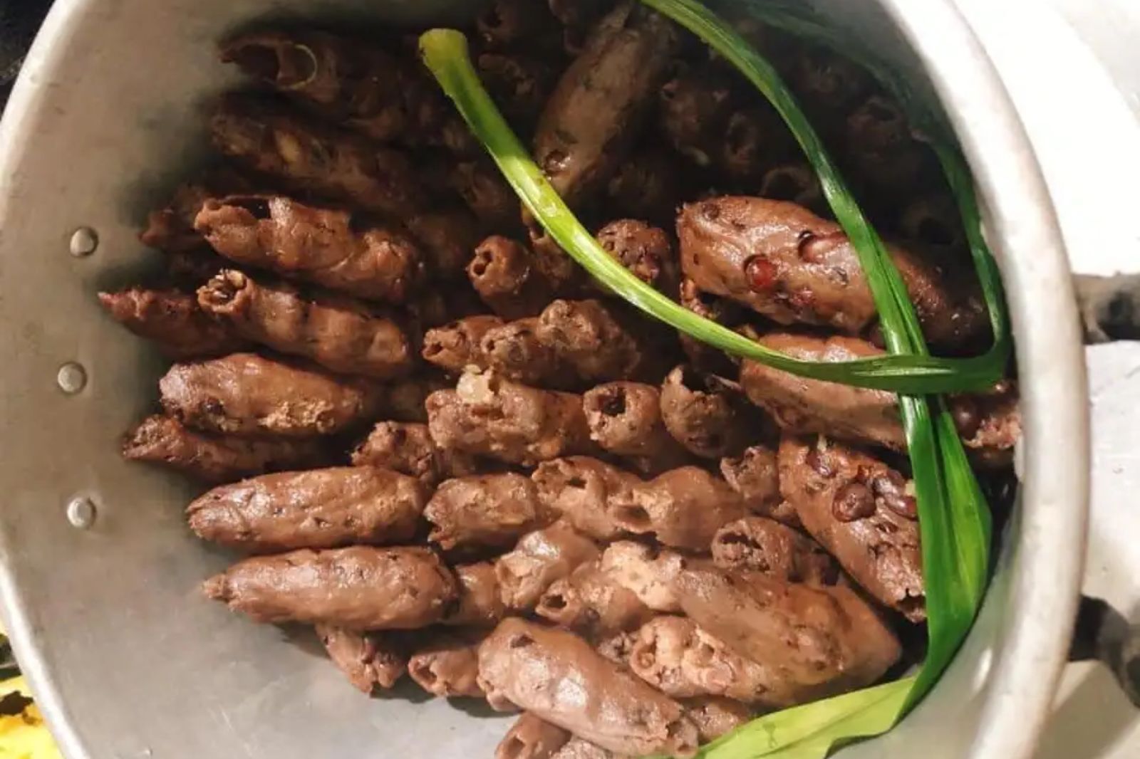 Bánh khi chín sẽ có màu nâu đậm