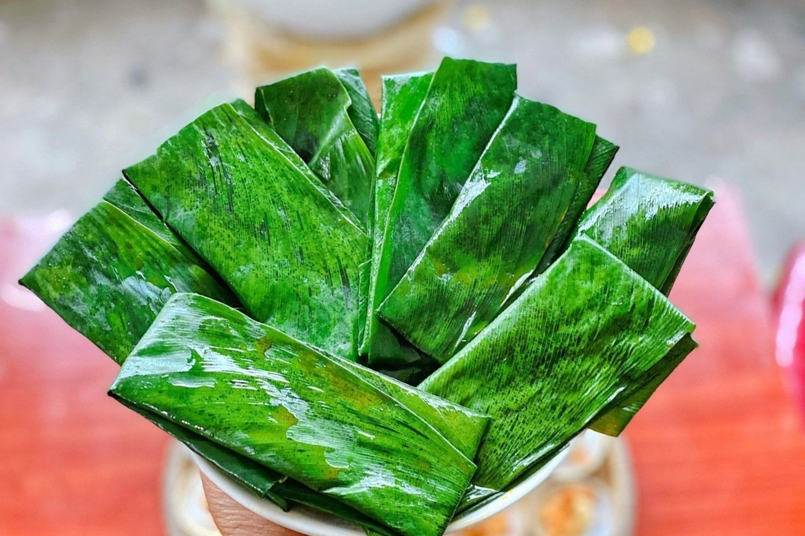 Bánh nậm được gói trong những chiếc lá dong