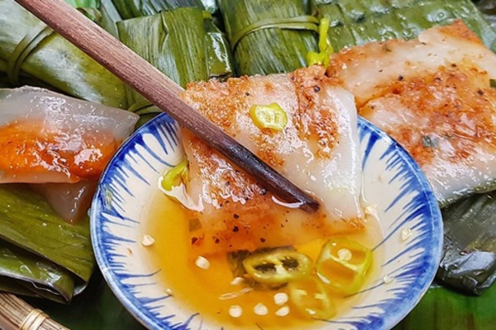 Bánh nậm chấm cùng nước mắm Huế