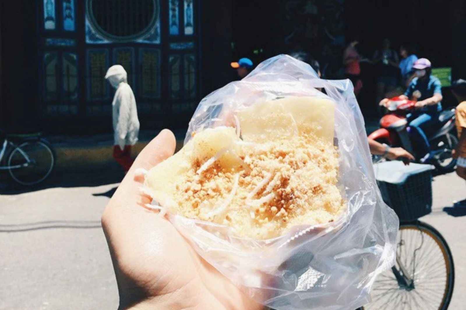 Bánh sắn có vị ngọt và mặn kết hợp với nhau 