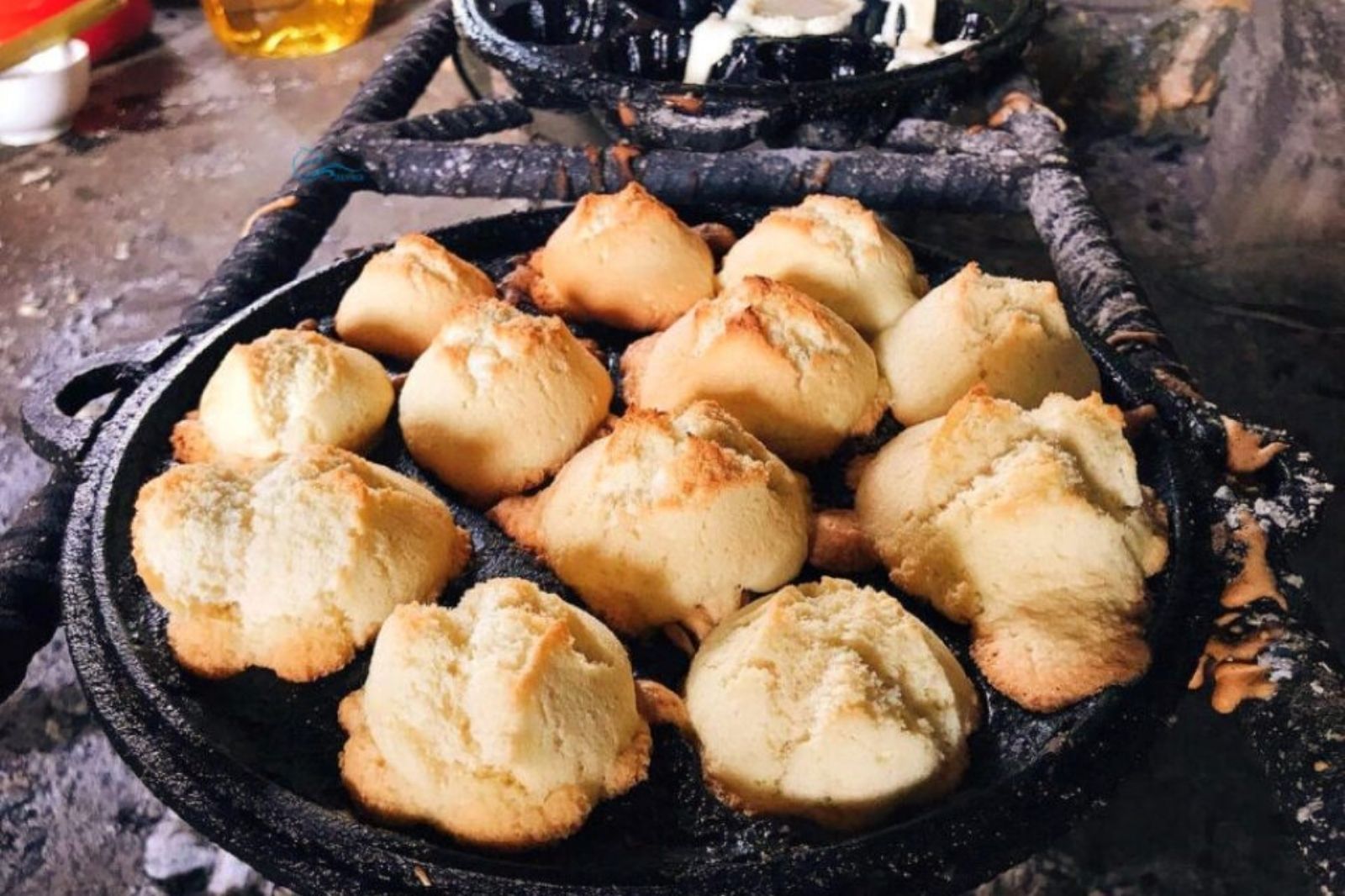 Bánh thuẫn được nướng trong khuôn gang 