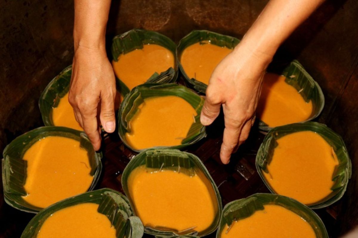 Bánh tổ được đem hấp cách thủy  