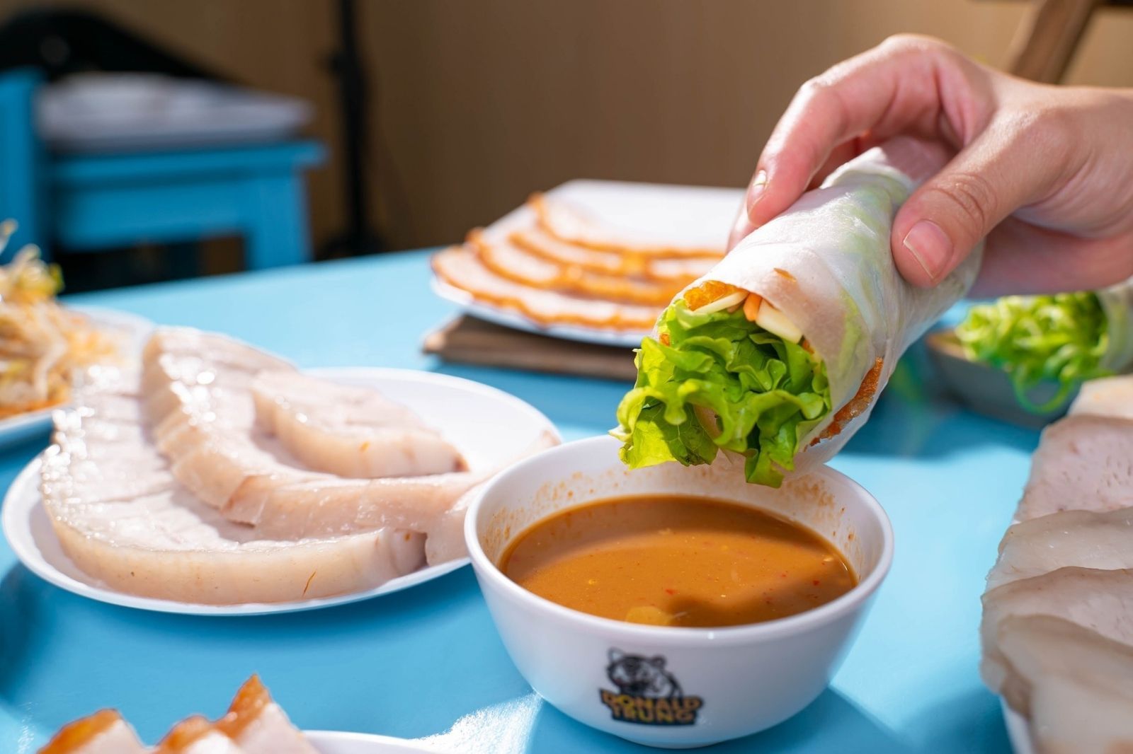 Bánh tráng cuốn thịt heo ăn cùng với mắm nêm