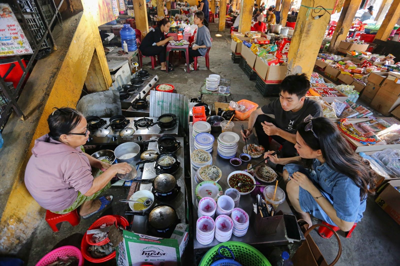 Thưởng thức bánh xèo cá kình ở chợ địa phương