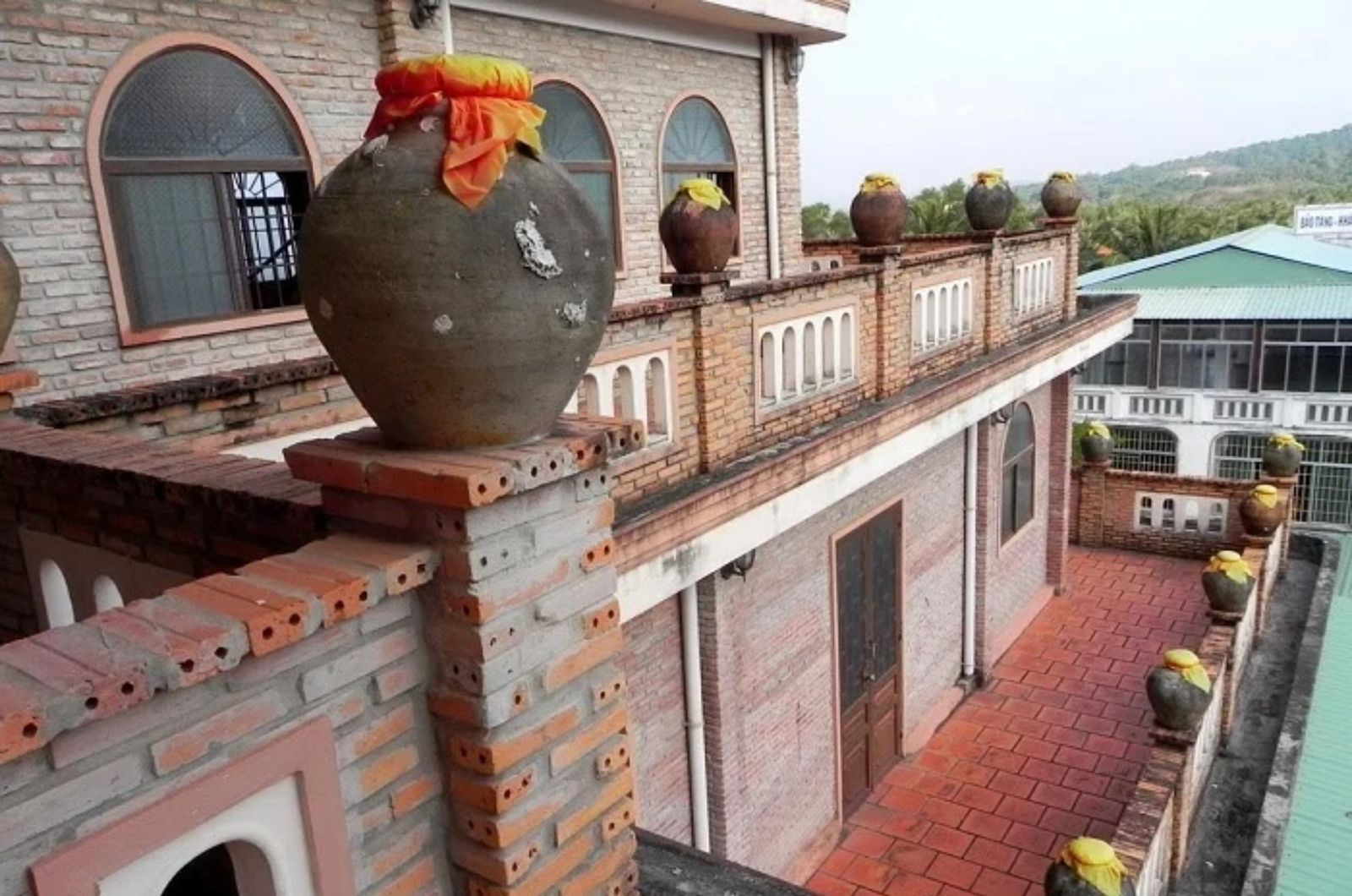 Bảo tàng được trang trí bởi những vật chum sành sứ ấn tượng 