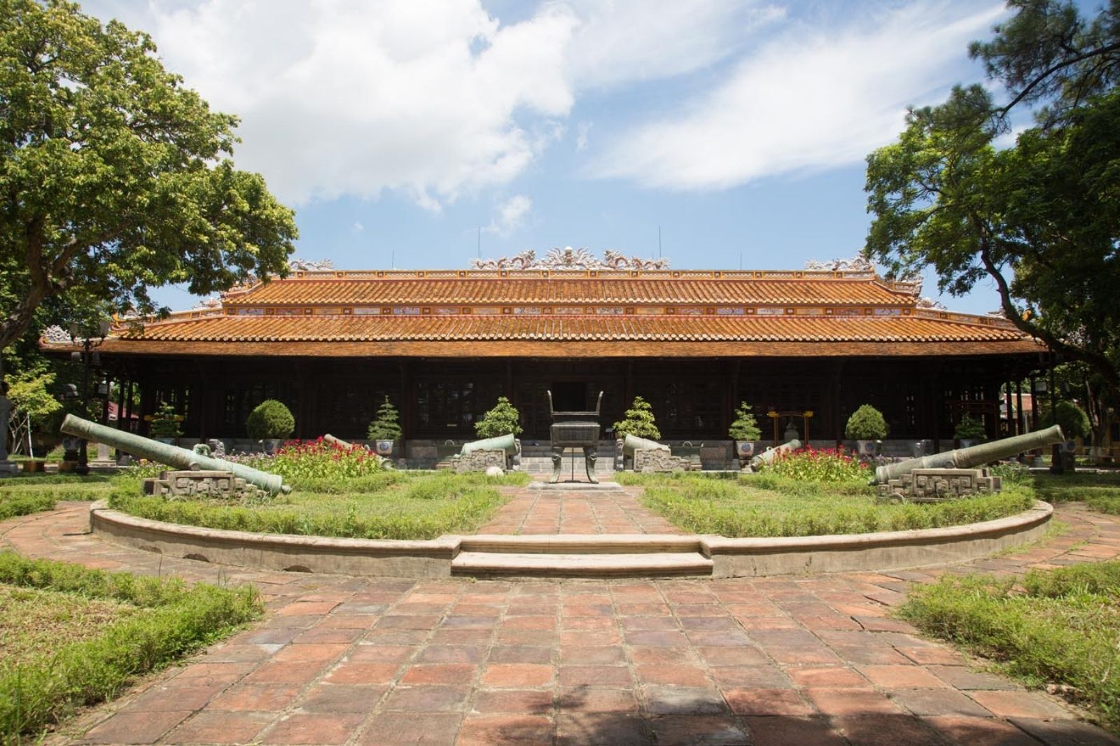 Bảo tàng nằm ngay trung tâm thành phố nên dễ di chuyển