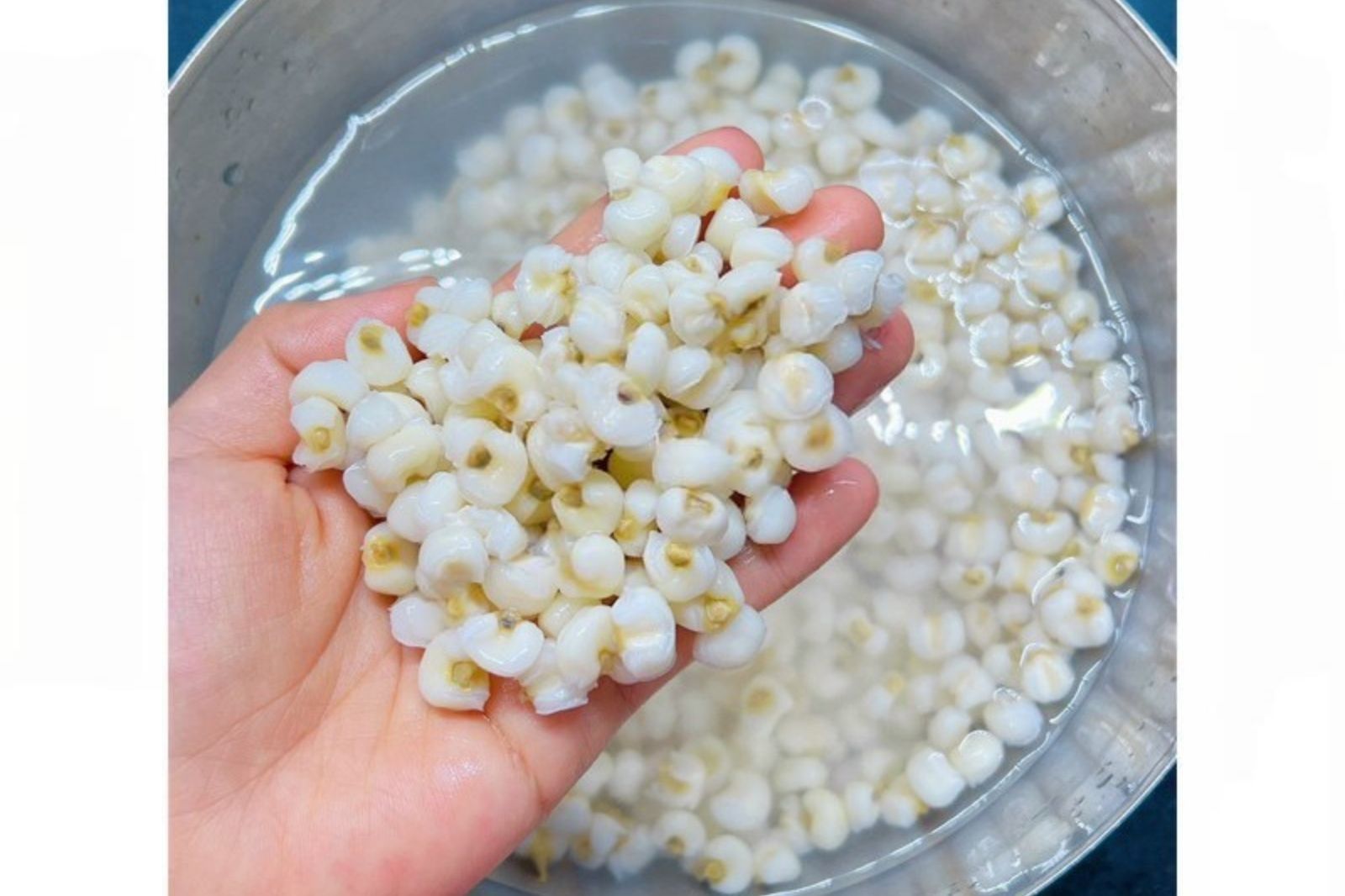 Bắp được tách hạt rồi đem ngâm với nước cho mềm 