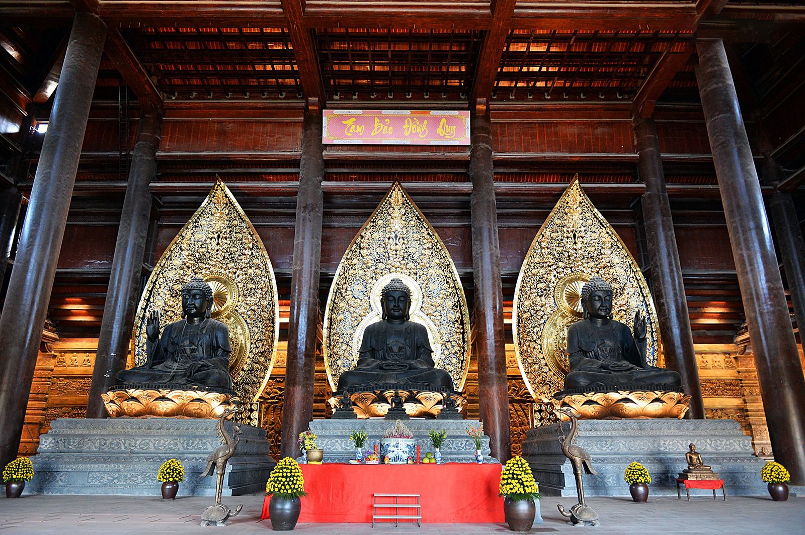Bên trong chùa Bái Đính
